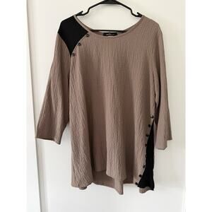 Yushi Moda Textured Tunic Top Asymmetrical Hem Black Buttons Large Womens Tan